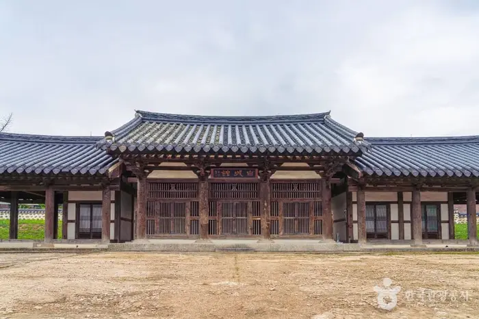 안성 객사 정청 · 관광지