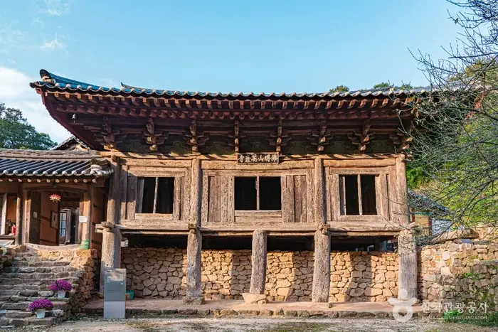 화암사 우화루 · 관광지