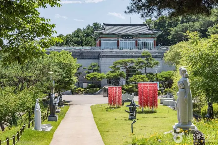 청주시립대청호미술관 · 문화시설