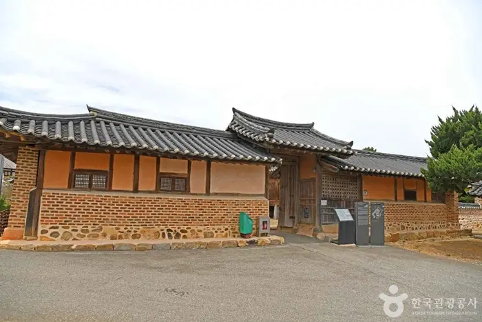아산 윤보선 대통령 생가 · 관광지