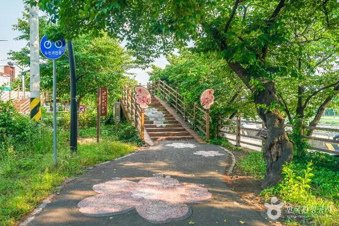 꽃보라동산 · 관광지