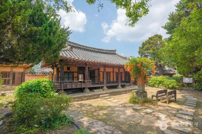 산청 남사리 이씨고가 · 관광지