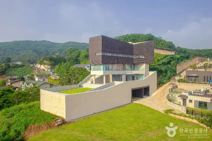 갤러리위 · 문화시설