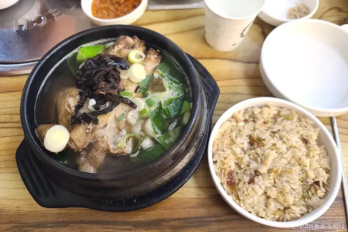 능이버섯백숙 · 음식점