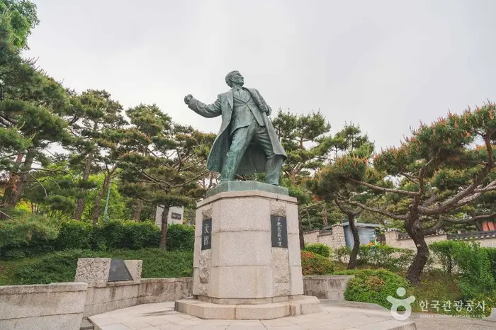 이봉창 의사 동상 · 관광지