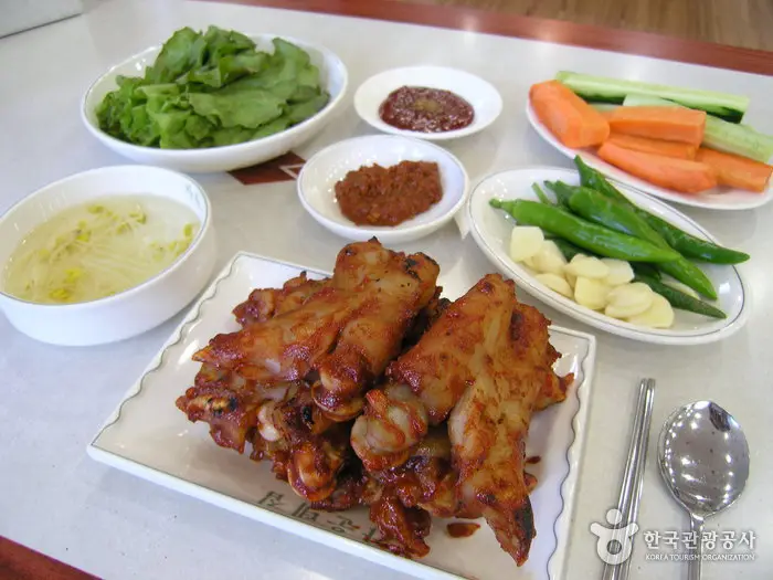 가운데집 · 음식점